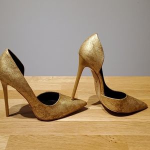 👠 2 for 40 👠 Gold closed toe pumps